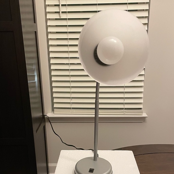 EUC Small Flexible Gooseneck Table Lamp for home or Office on/off switch on base - Picture 9 of 13